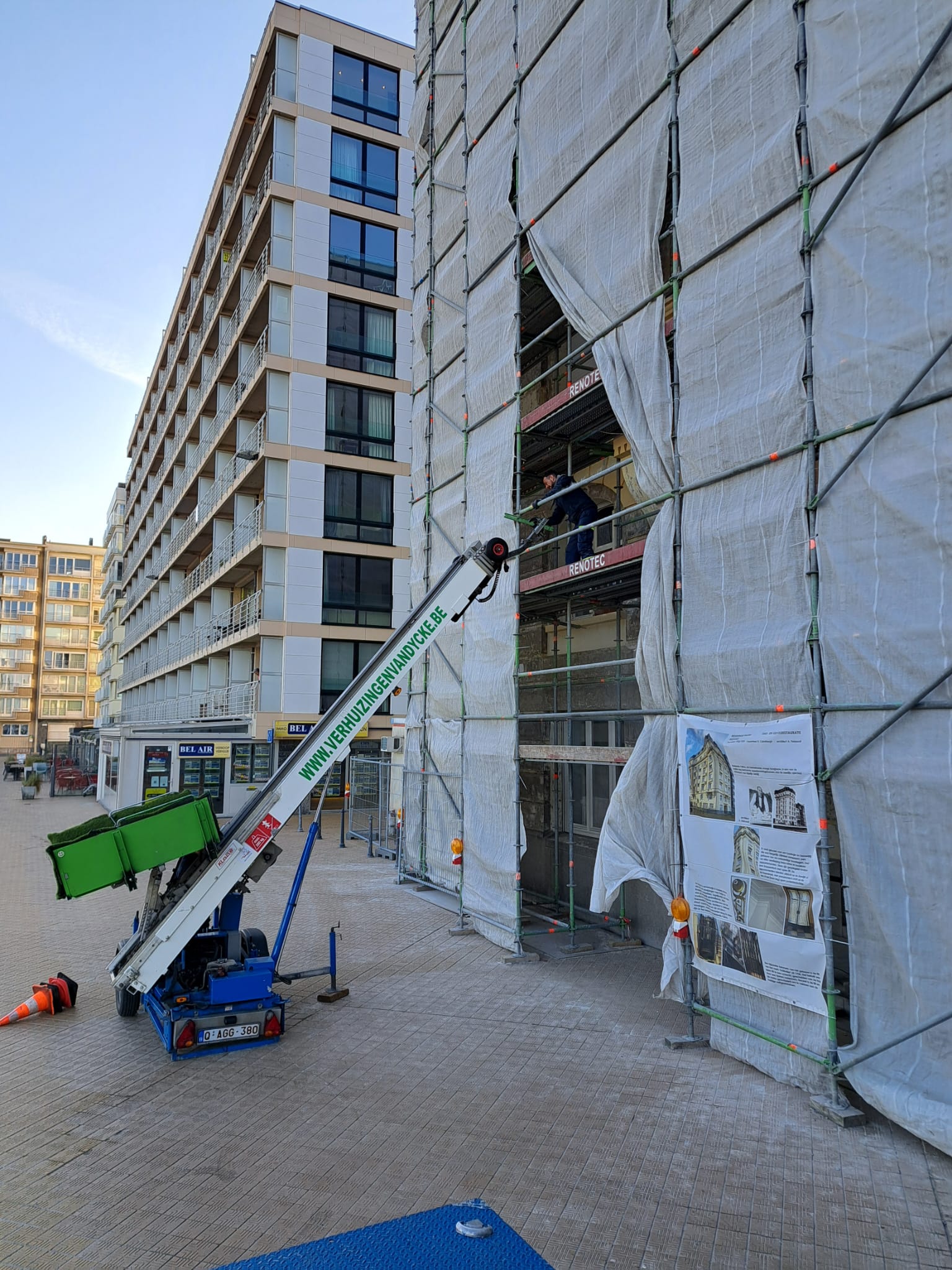 Verhuislift ingezet als tijdelijke bouwlift bij renovatiewerken